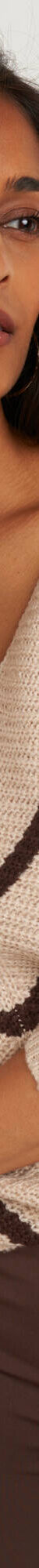 Pull col V rayé, maille anglaise toucher doux (beige / chocolat) Pull col V rayé, maille anglaise toucher doux (beige / chocolat)